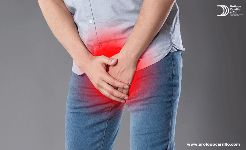 Los problemas o el dolor para orinar son uno de los síntomas prominentes de esta enfermedad.