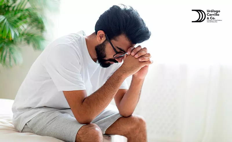 Un hombre puede sentir frustración a causa de sus problemas de erección