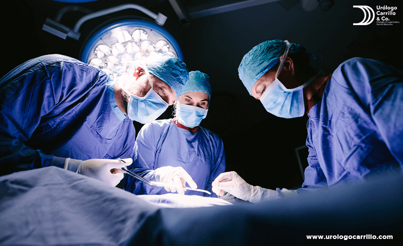 cirujano realiza vasectomía en hombre